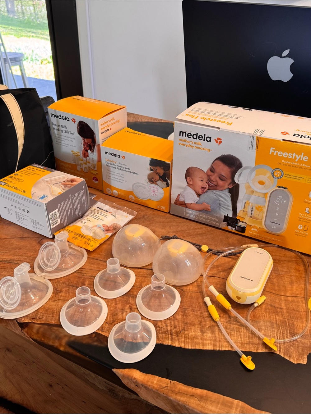 Medela Freestyle Breast Pump and Accessories Set
